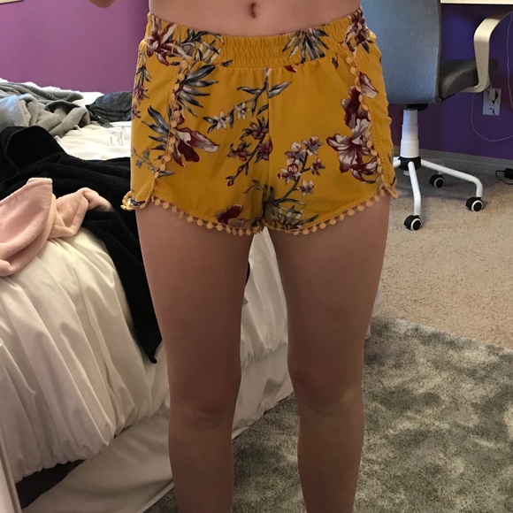 🍒3 for $12 - Ardene Yellow Floral Shorts - Picture 3 of 5
